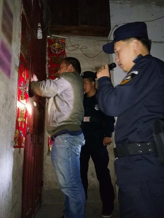 五指山粗心妈妈误将幼女锁家中 民警全城寻开锁师傅开门